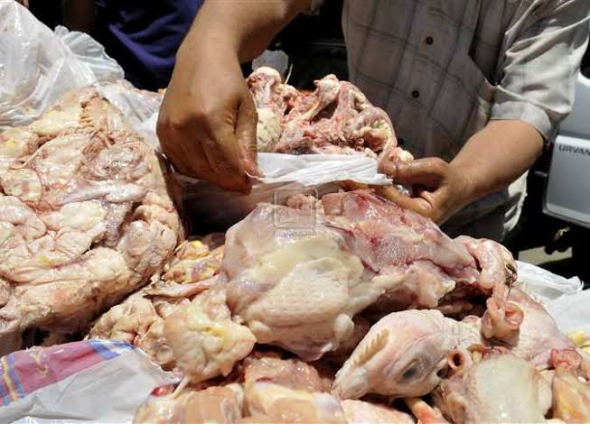 ضبط 11 طن هياكل دواجن داخل مصنع بدون ترخيص بالقليوبية