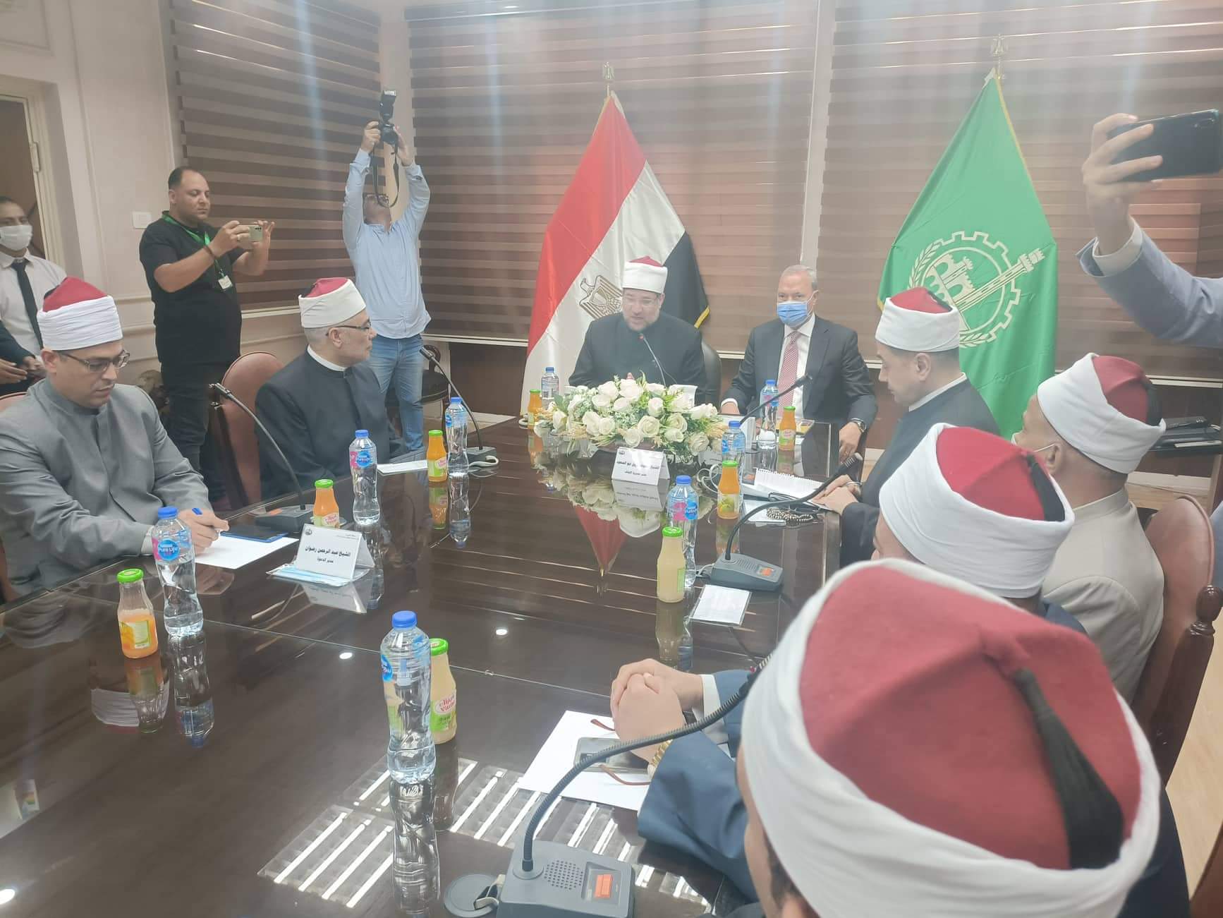 وزير الأوقاف: توزيع اللحوم الخاصة بصكوك الإطعام طوال العام وزير الأوقاف: توزيع اللحوم الخاصة بصكوك الإطعام طوال العام