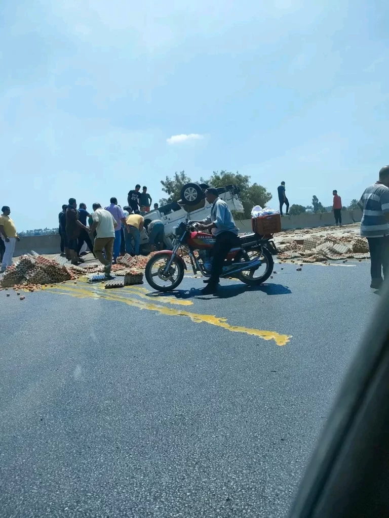 صور .. انقلاب سيارة محملة بالبيض بالطريق الإقليمي