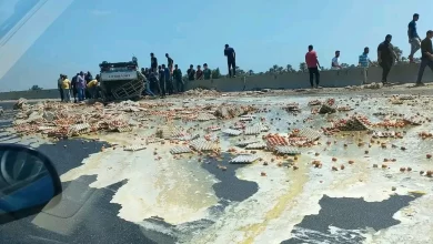 صور .. انقلاب سيارة محملة بالبيض بالطريق الإقليمي
