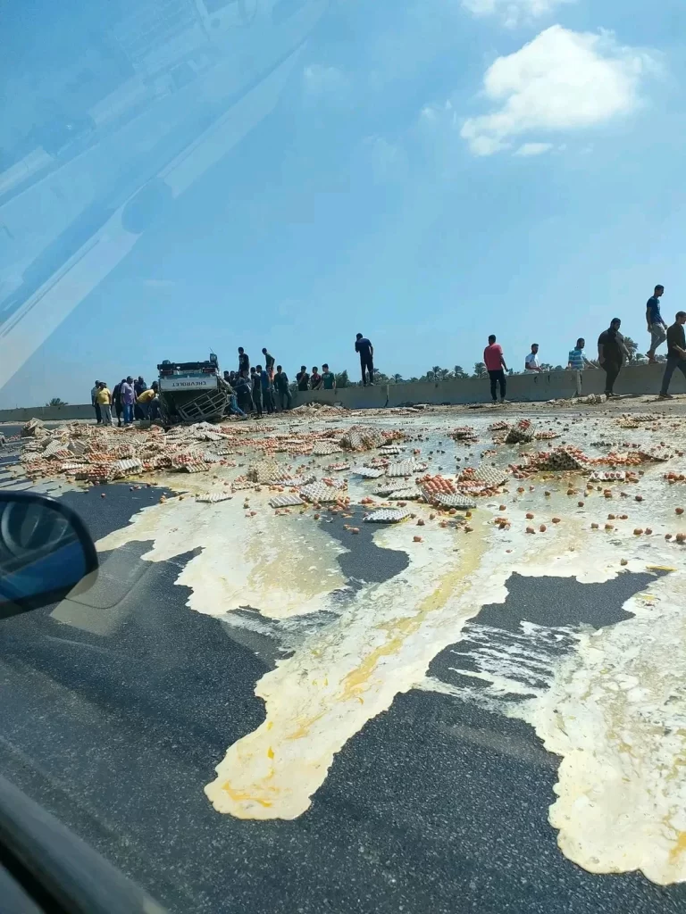 صور .. انقلاب سيارة محملة بالبيض بالطريق الإقليمي