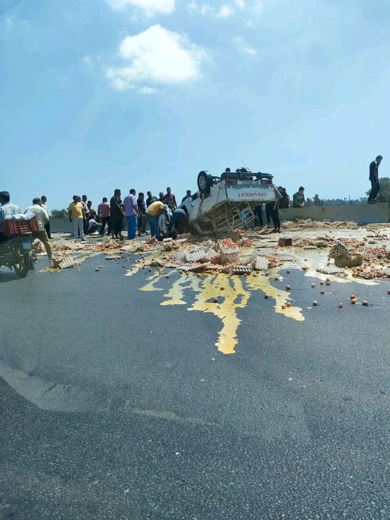 صور .. انقلاب سيارة محملة بالبيض بالطريق الإقليمي