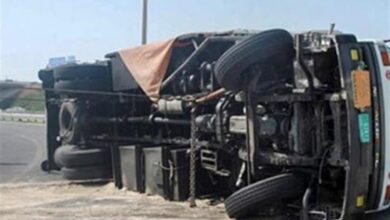 تعطل حركة المرور بسبب انقلاب سيارة نقل بالطريق الزراعي بالقليوبية