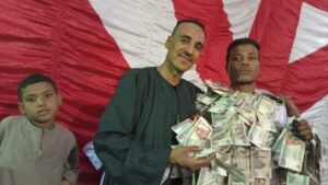 " كرم الصعايدة "..عريس يجمع نقطة فرحه " نصف مليون جنيه "