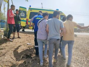 صور .. إصابة شخص في حادث انقلاب سيارة ملاكي أسفل الطريق الحر بالقليوبية