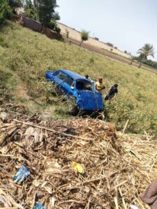 صور .. إصابة شخص في حادث انقلاب سيارة ملاكي أسفل الطريق الحر بالقليوبية