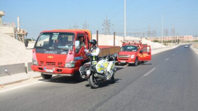 محافظ القليوبية يضبط سيارتين نقل يسيران عكس الاتجاه في منزل الطريق الحر ببنها