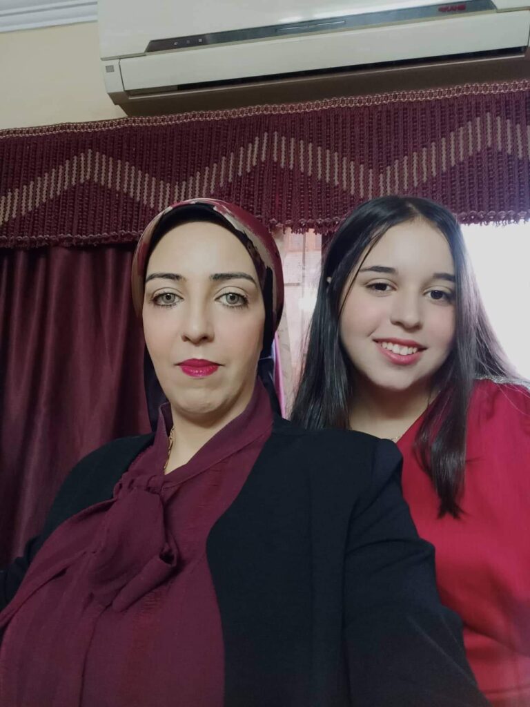 تهنئة للطالبة لوجين هشام بتفوقها .. من والدتها