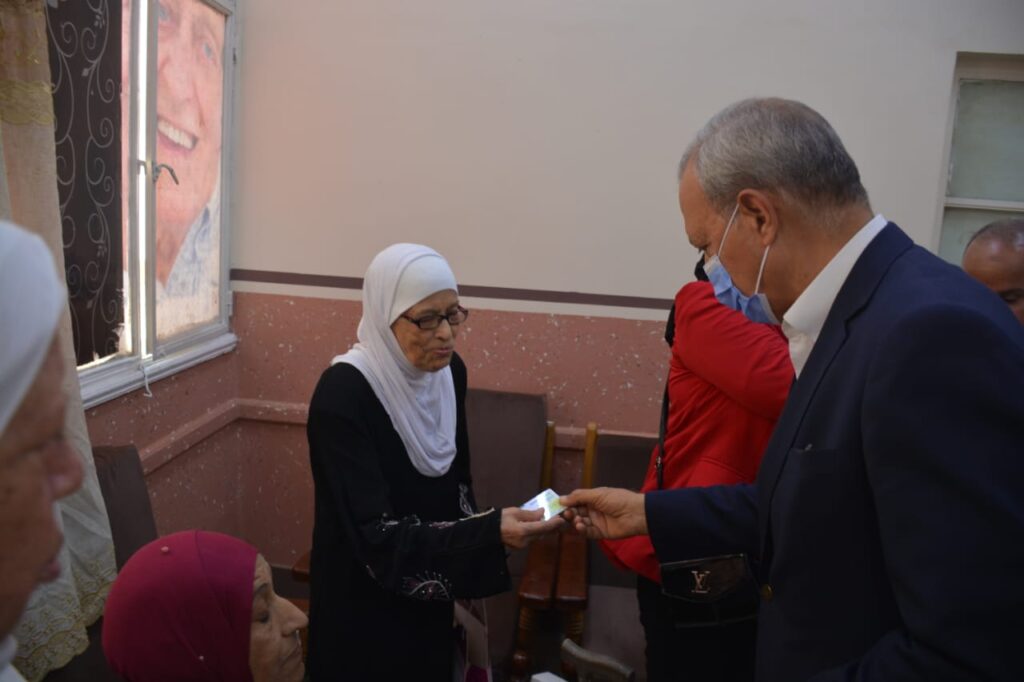 محافظ القليوبيه يتفقد القافلة الطبية المجانية لنزلاء دار المسنين بمدينه بنها
