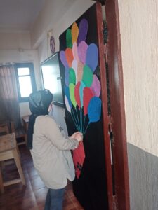 صور ..ساعات من العمل الجاد ..الشبان ببنها خلية نحل لاستقبال الطلاب