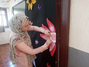 صور ..ساعات من العمل الجاد ..الشبان ببنها خلية نحل لاستقبال الطلاب