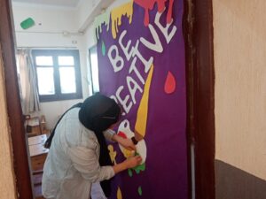 صور ..ساعات من العمل الجاد ..الشبان ببنها خلية نحل لاستقبال الطلاب