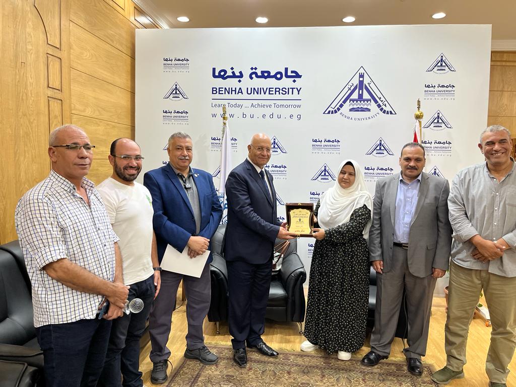 رئيس جامعة بنها يكرم الطلاب الفائزين في مسابقة كأس المعرفة