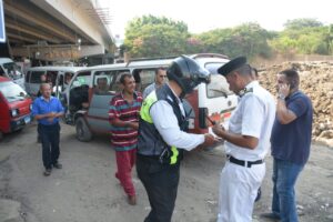 محافظ القليوبية يضبط 3 سيارات ودراجة نارية يسيروا عكس الاتجاه عند مطلع الطريق الدائري