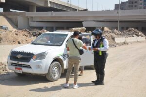 محافظ القليوبية يضبط 3 سيارات ودراجة نارية يسيروا عكس الاتجاه عند مطلع الطريق الدائري