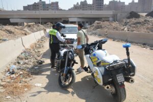محافظ القليوبية يضبط 3 سيارات ودراجة نارية يسيروا عكس الاتجاه عند مطلع الطريق الدائري