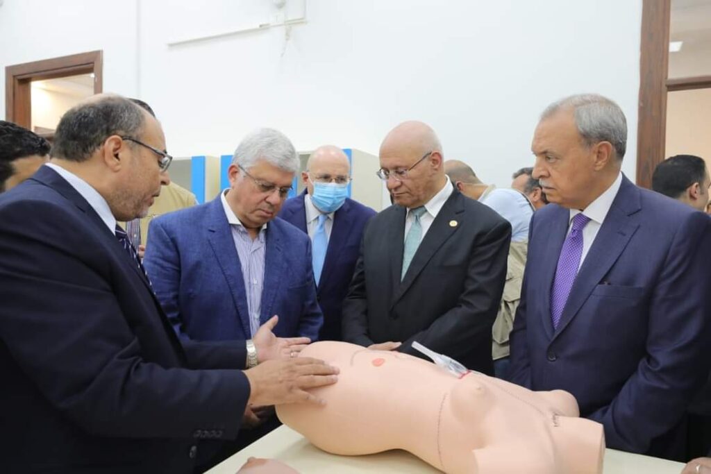 وزير التعليم العالي يفتتح مركز المهارات والمحاكاة الطبية بجامعة بنها - صور