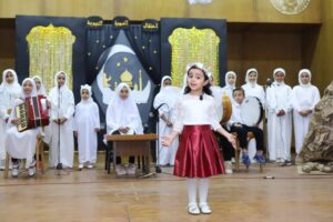 " فراشة المسرح " الطالبة منة تبدع في تقديم احتفالية ختام الأنشطة بشبان بنها 