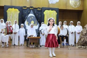 " فراشة المسرح " الطالبة منة تبدع في تقديم احتفالية ختام الأنشطة بشبان بنها 