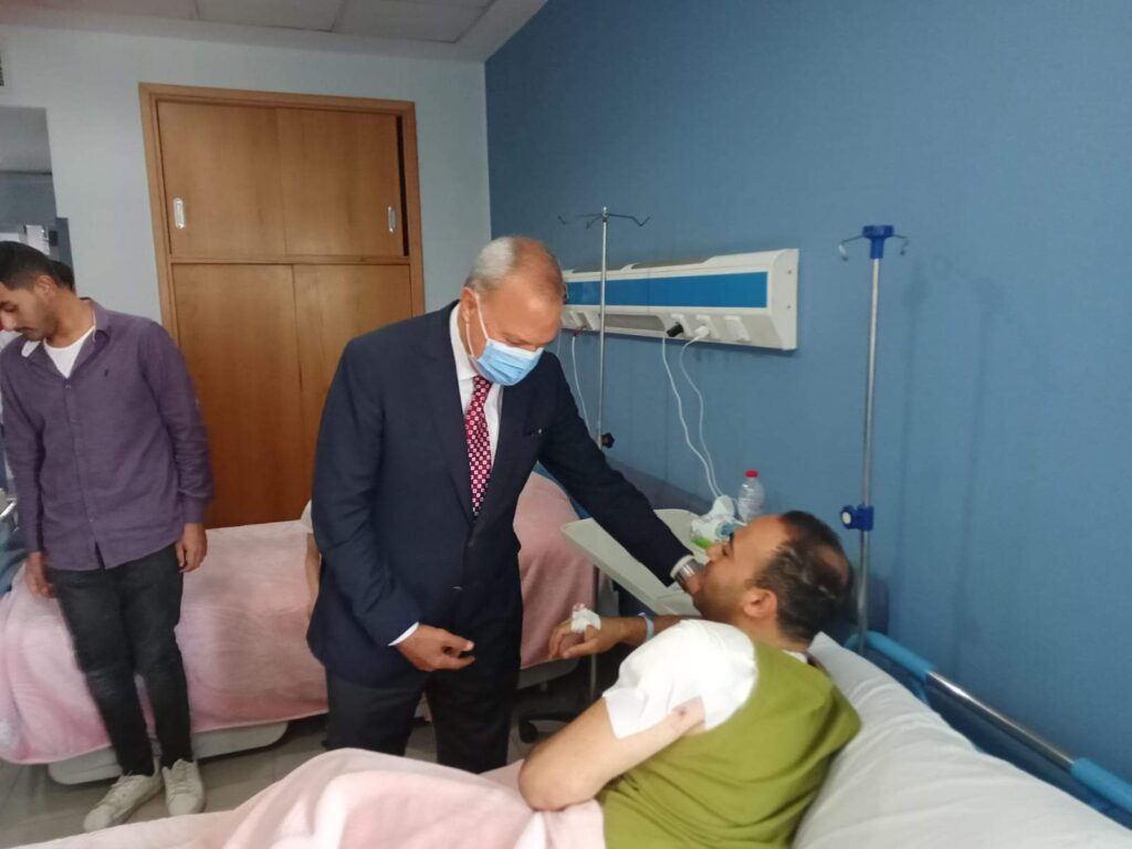 في لافتة إنسانية.. محافظ القليوبية يطمئن على رئيس مباحث القناطر الخيرية