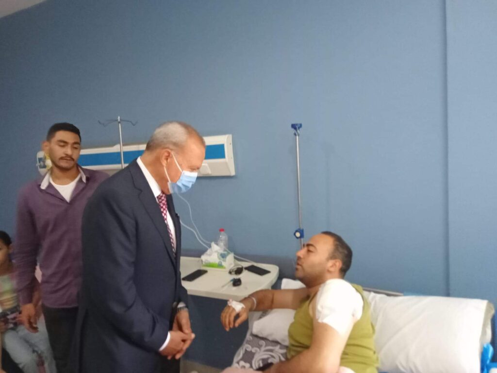 في لافتة إنسانية.. محافظ القليوبية يطمئن على رئيس مباحث القناطر الخيرية