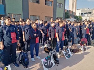 بعلامات النصر والابتسامة .. طلاب المرحلة الإعدادية بشبان بنها يبدأون أول يوم دراسي