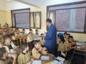 صور .. تعليم القليوبية تكشف حقيقة جلوس تلاميذ مدرسة الشهيد تامر عبدالله على الأرض