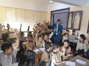 صور .. تعليم القليوبية تكشف حقيقة جلوس تلاميذ مدرسة الشهيد تامر عبدالله على الأرض
