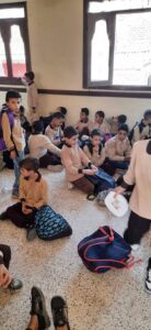 صور .. تعليم القليوبية تكشف حقيقة جلوس تلاميذ مدرسة الشهيد تامر عبدالله على الأرض