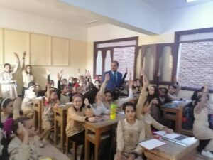 صور .. تعليم القليوبية تكشف حقيقة جلوس تلاميذ مدرسة الشهيد تامر عبدالله على الأرض
