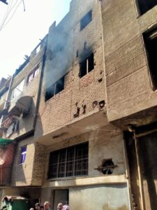 صور .. السيطرة على حريق بمصنع "كاوتش" بشبرا الخيمة