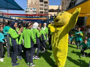 " ماشا وبطوط " ..يشاركون شبان بنها احتفالات بدء العام الدراسي
