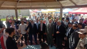 وزير التعليم العالي يشارك طلاب جامعة بنها الأهلية لعبة الشطرنج