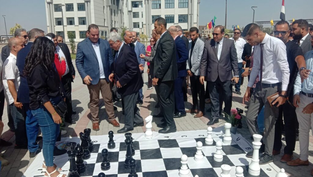 وزير التعليم العالي يشارك طلاب جامعة بنها الأهلية لعبة الشطرنج
