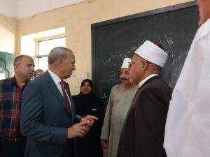 صور .. محافظ القليوبية يتفقد المدارس في أول يوم دراسي