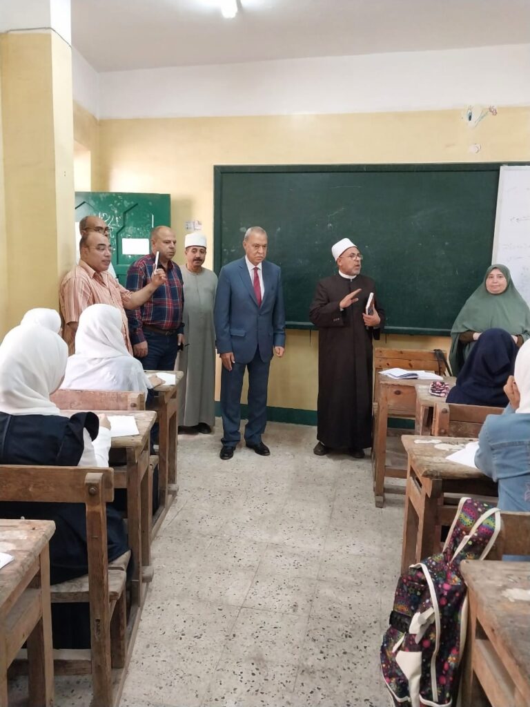 صور .. محافظ القليوبية يتفقد المدارس في أول يوم دراسي