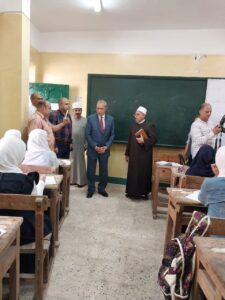 صور .. محافظ القليوبية يتفقد المدارس في أول يوم دراسي