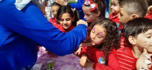 " الفرحة ليها صوت " ...رسم علي الوجه وفقرات رياضية فنية في استقبال طلاب شبان بنها