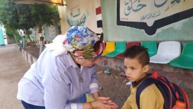 وكيل وزارة التعليم بالقليوبية تتابع كثافة الفصول بمدارس الخانكة