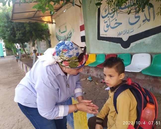 وكيل وزارة التعليم بالقليوبية تتابع كثافة الفصول بمدارس الخانكة