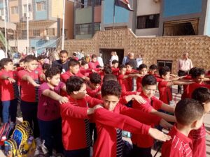 " الطابور ميحلاش من غير ابتسامه " ...انتظام الدراسة بمجمع الشبان ببنها