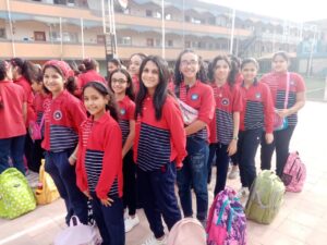 " الطابور ميحلاش من غير ابتسامه " ...انتظام الدراسة بمجمع الشبان ببنها