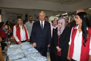 صور .. رئيس جامعة بنها يفتتح معرض الملابس الخيرى لطلاب كلية الطب البيطري