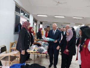 صور .. رئيس جامعة بنها يفتتح معرض الملابس الخيرى لطلاب كلية الطب البيطري