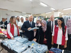 صور .. رئيس جامعة بنها يفتتح معرض الملابس الخيرى لطلاب كلية الطب البيطري