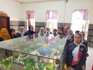 طلاب شبان بنها في زيارة لماكيت " المسجد الأقصي "