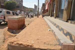 صور - محافظ القليوبية يتفقد أعمال رصف شارع الجمهورية بالخانكة