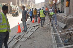 صور - محافظ القليوبية يتفقد أعمال رصف شارع الجمهورية بالخانكة