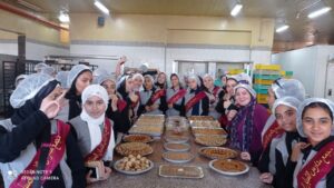 شبان بنها داخل حلواني الرفاعي