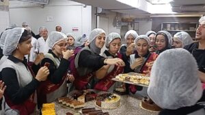 شبان بنها داخل حلواني الرفاعي